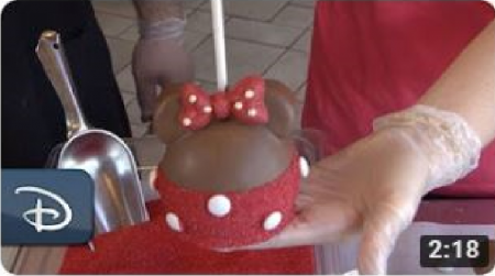 How-To Make a Minnie Mouse Apple at Candy Cauldron | Walt Disney World